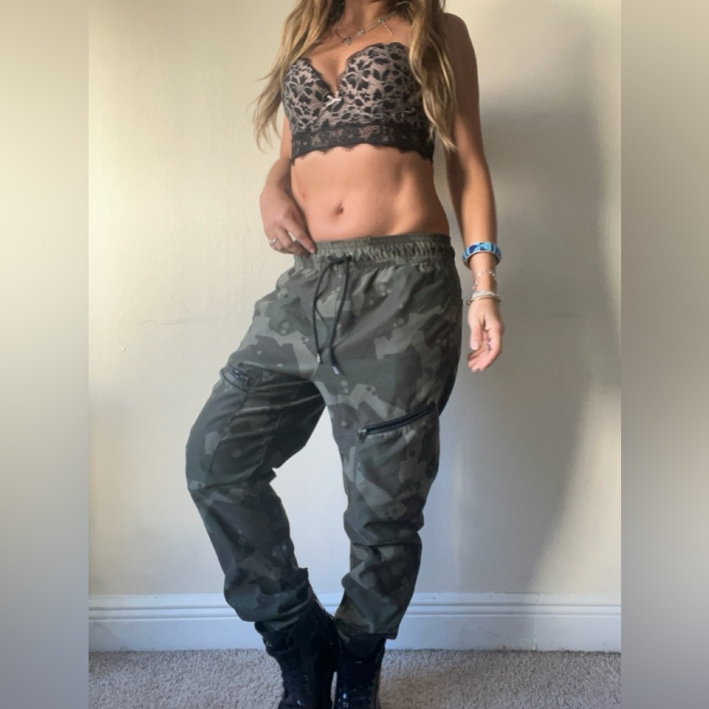 Under Armour Menβs Camo Cargo Jogger PantsππSmall ππ - Picture 8 of 12